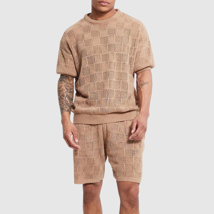 Maglietta e pantaloncini beige a maglia per uomo, design geometrico, maniche corte, abbigliamento estivo casual, moda maschile contemporanea.