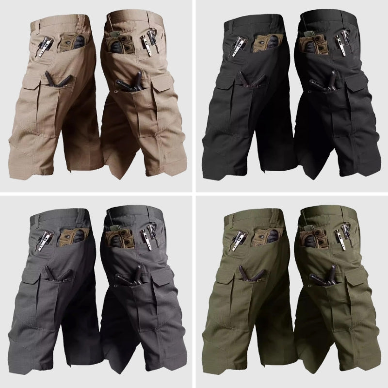 Quattro paia di pantaloncini cargo tattici multitasche in diversi colori: beige, nero, grigio e verde. Design resistente, ideale per attività outdoor.