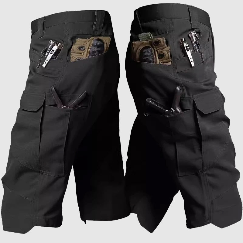 Pantaloncini tattici neri con tasche multiple, attrezzi e accessori, design resistente, ideali per attività outdoor e avventure all'aperto.