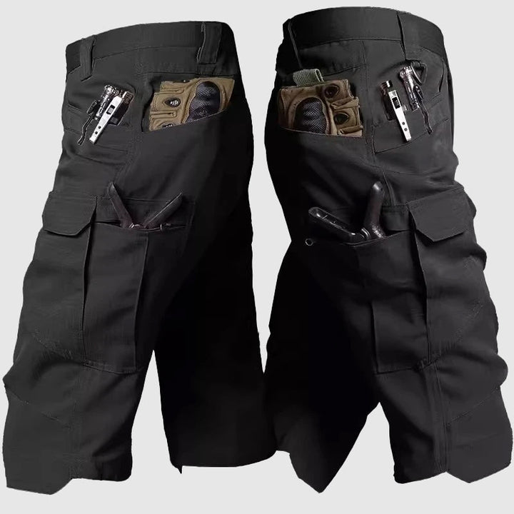 Pantaloncini tattici neri con tasche multiple, attrezzi e accessori. Design resistente, ideale per attività outdoor e avventure.