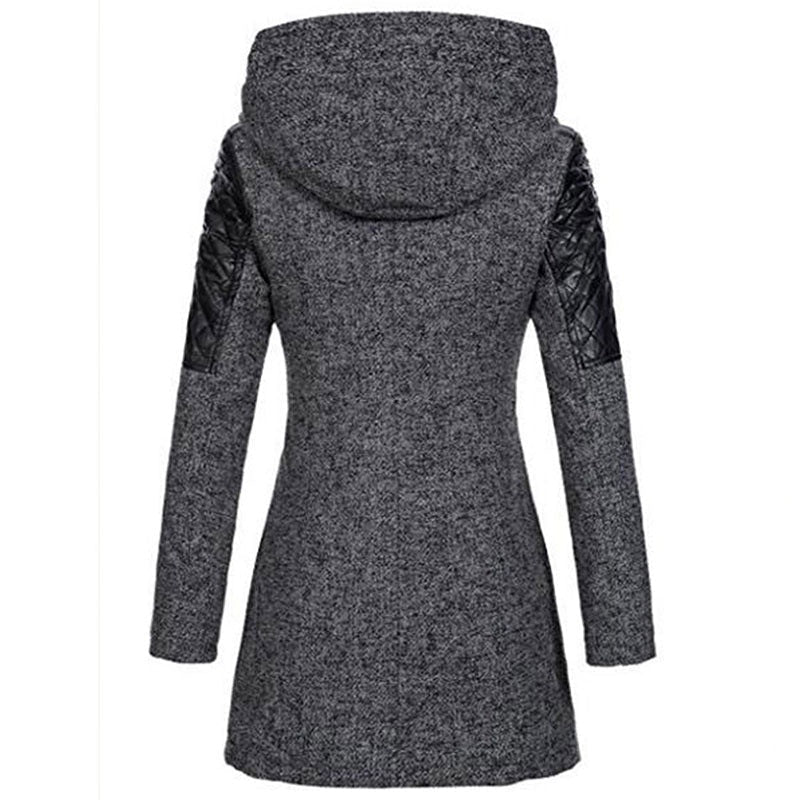 Cappotto donna grigio con cappuccio, maniche lunghe, dettagli in pelle nera sulle spalle, elegante e moderno, ideale per l&