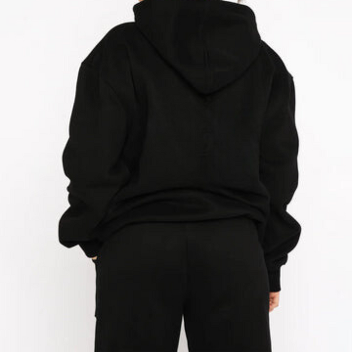 Felpa nera con cappuccio, vista posteriore, design casual, tessuto morbido, ideale per moda streetwear e abbigliamento autunnale.