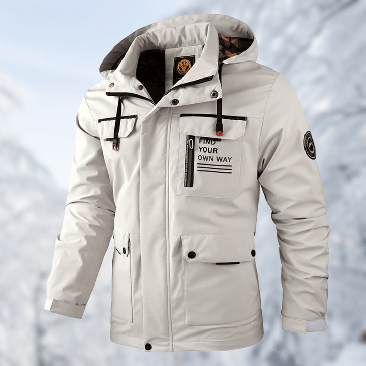 Giacca invernale bianca da uomo con cappuccio, tasche multiple e scritta "Find Your Own Way", ideale per escursioni in montagna.