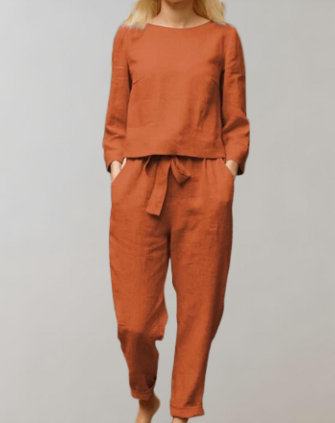 Completo donna in lino arancione, maniche lunghe, pantaloni con cintura, moda casual, abbigliamento estivo, stile minimalista, tessuto leggero.