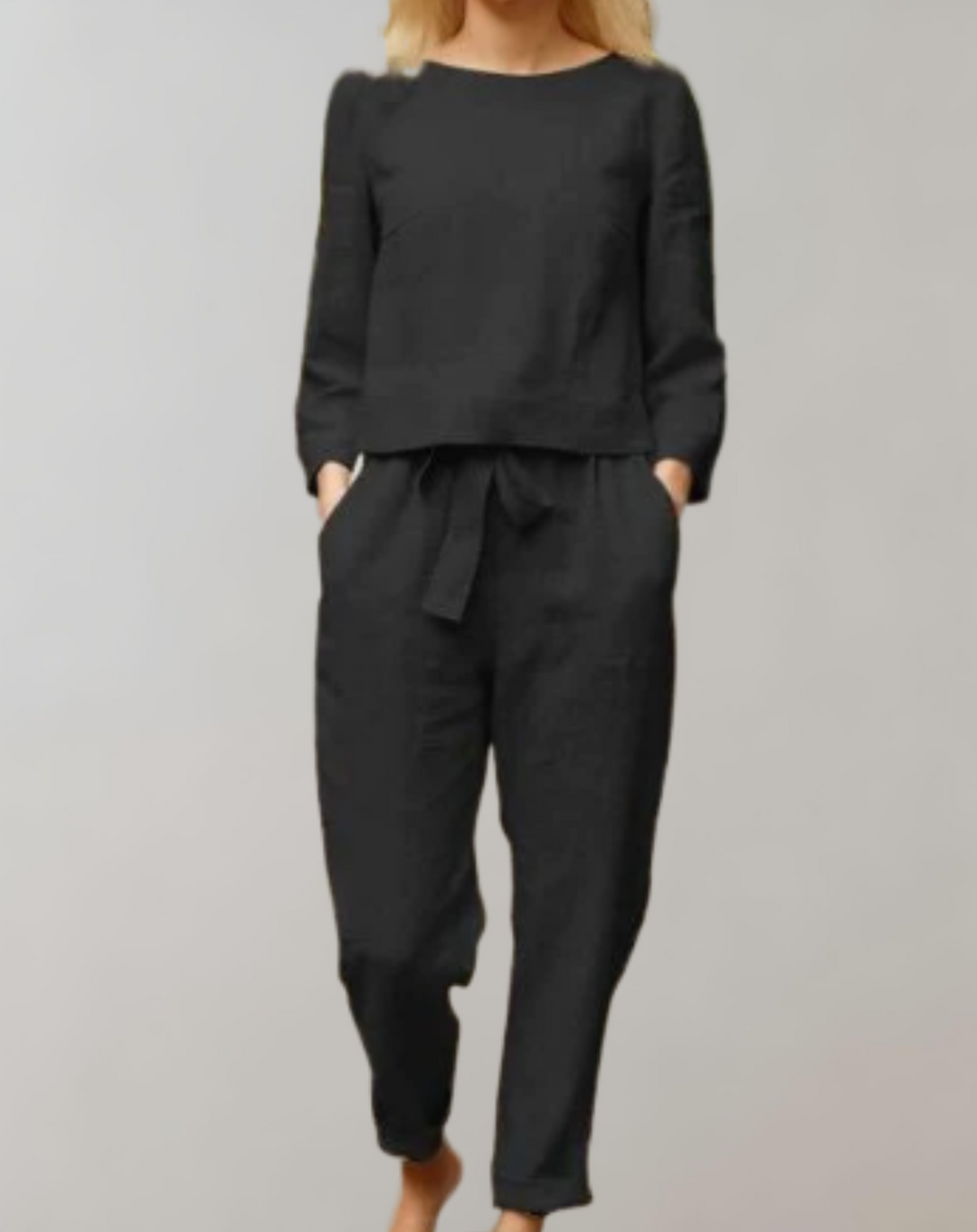 Completo donna nero in lino, maniche lunghe, pantaloni con tasche e cintura. Abbigliamento casual elegante, moda femminile, outfit autunnale.