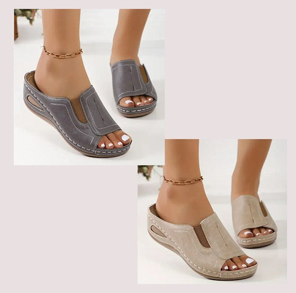 Sandali donna estivi in pelle, colori grigio e beige, con tacco basso e design aperto. Calzature comode e alla moda per look casual.