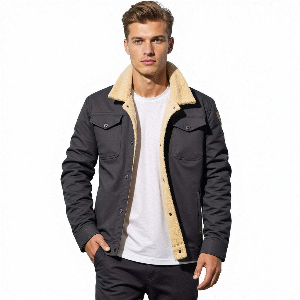 Giacca uomo invernale nera con fodera in pelliccia sintetica beige, stile casual, chiusura a bottoni, tasche frontali, moda autunno inverno.