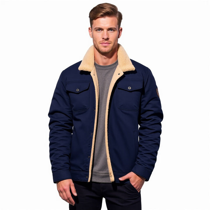 Giacca uomo blu con colletto in pelliccia sintetica beige, tasche frontali, stile casual. Ideale per moda autunno-inverno.
