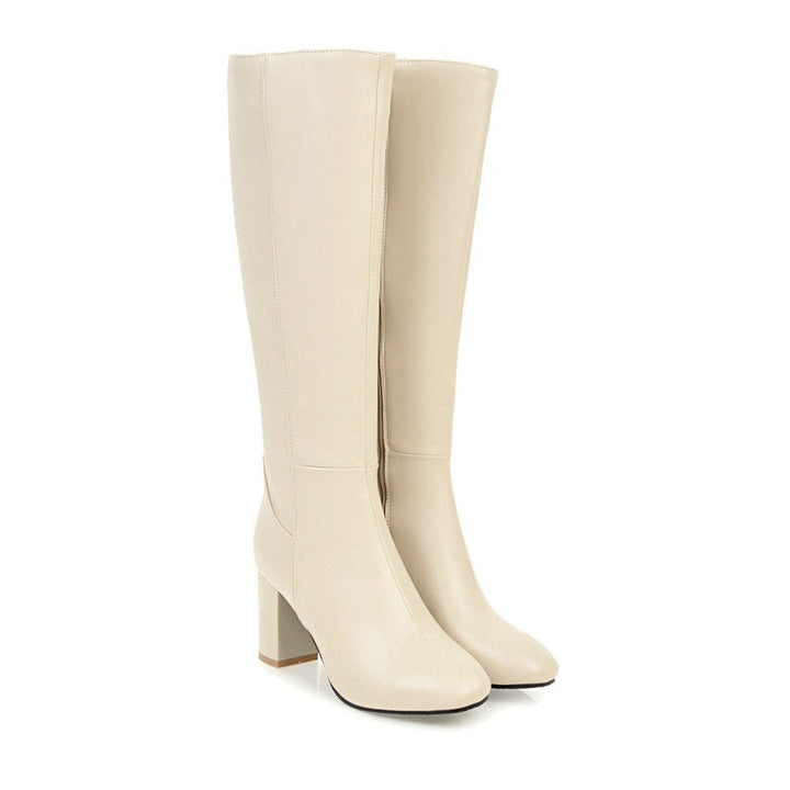 Stivali alti beige in pelle, tacco largo, design elegante, moda donna autunno inverno, calzature trendy, stile casual chic.