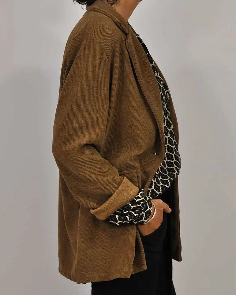 Giacca marrone da donna in tessuto a coste, abbinata a maglia con stampa animalier. Stile casual elegante, moda autunno inverno.