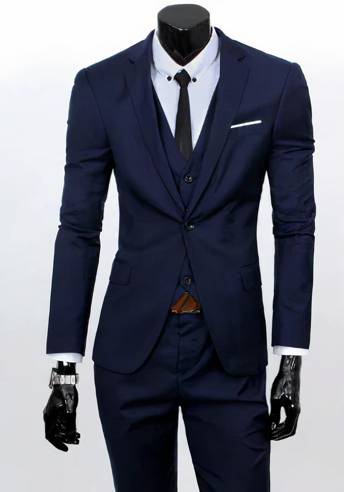 Abito da uomo elegante blu scuro, tre pezzi, con cravatta nera e camicia bianca. Perfetto per cerimonie e occasioni formali.