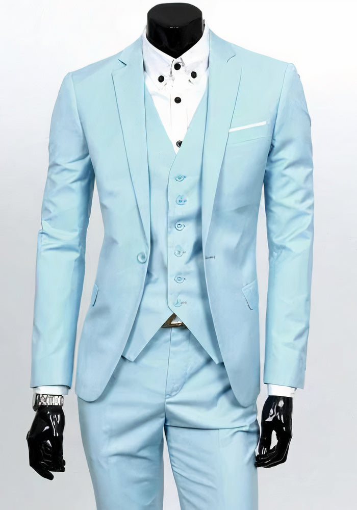 Abito elegante uomo azzurro chiaro, tre pezzi, giacca, gilet e pantaloni, camicia bianca, ideale per cerimonie e matrimoni, moda maschile formale.