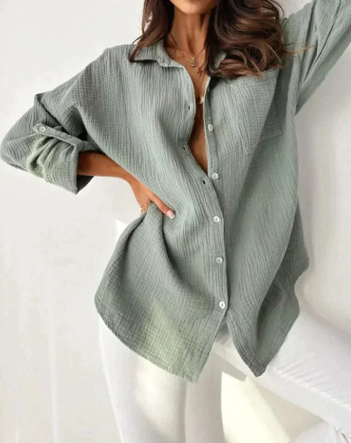 Camicia donna verde salvia in cotone, maniche lunghe, abbottonata, stile casual, abbinata a pantaloni bianchi. Moda femminile elegante.