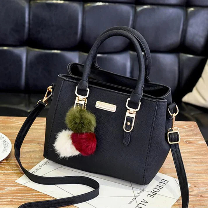 Elegante borsa da donna con ciondolo e dettagli in peluche 1