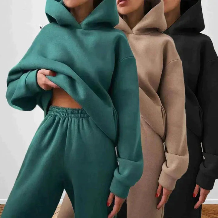 Tre tute da donna in pile con cappuccio, colori verde, beige e nero, moda casual, abbigliamento sportivo, comodo e caldo, perfetto per l'inverno.