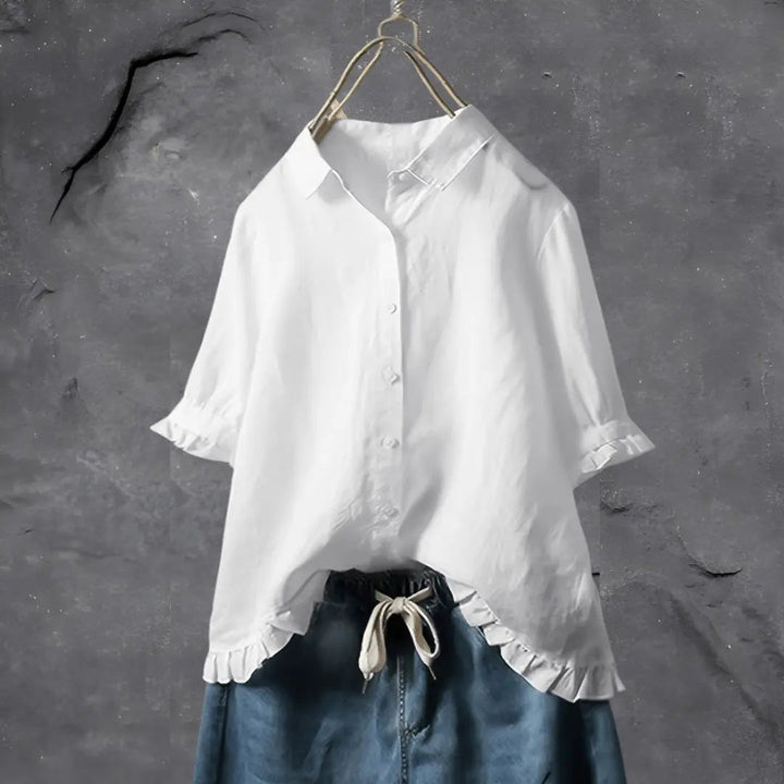 Camicia bianca da donna in cotone con maniche corte e colletto classico, abbinata a gonna di jeans blu. Elegante e casual, perfetta per l'estate.