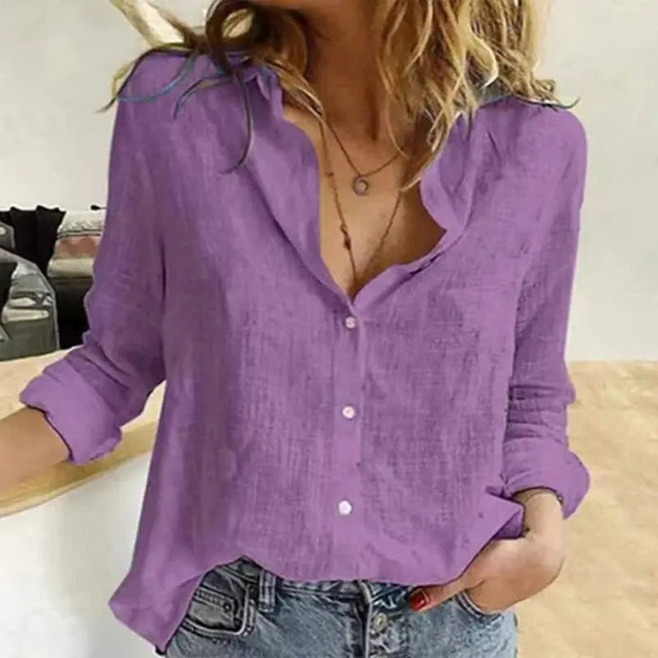 Camicia donna viola in lino, maniche lunghe, abbottonata, stile casual, indossata con jeans. Moda femminile, abbigliamento estivo elegante.