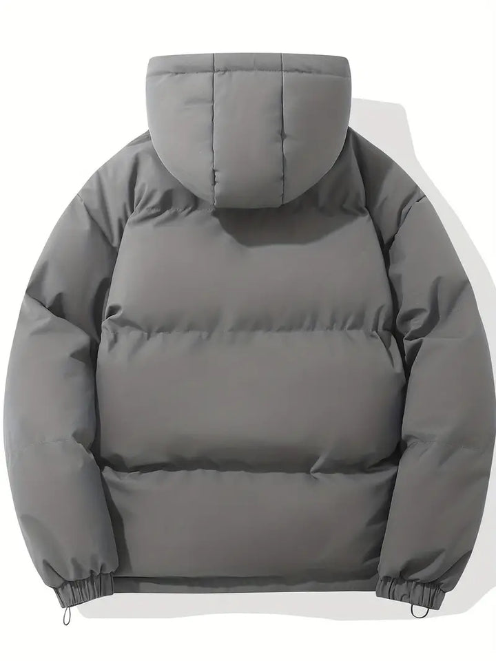Giacca invernale imbottita grigia con cappuccio, design moderno, ideale per climi freddi. Perfetta per uomo, stile casual e confortevole.