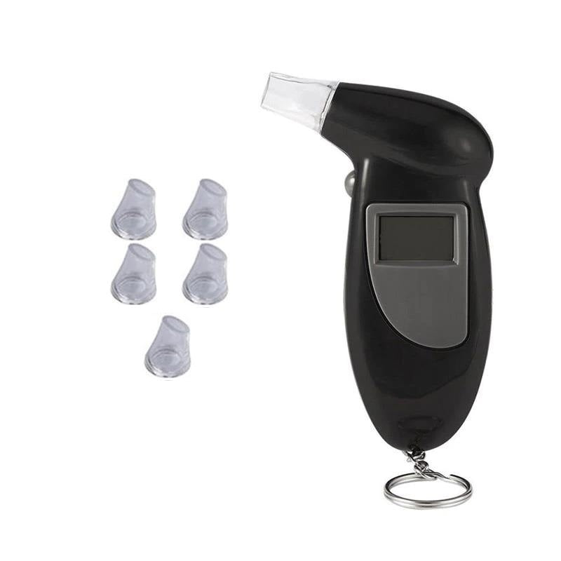 Alcolimetro portatile nero con display digitale e cinque bocchini trasparenti, dispositivo per misurare il tasso alcolemico, accessorio con portachiavi.