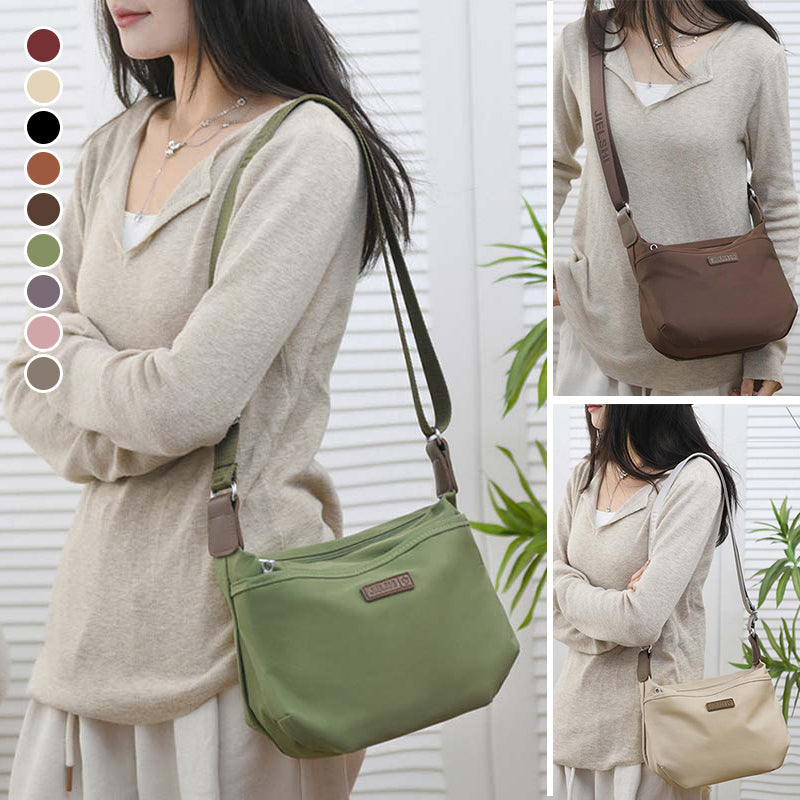 Donna con borsa a tracolla in tessuto verde, marrone e beige. Design casual, ideale per moda quotidiana. Disponibile in vari colori.