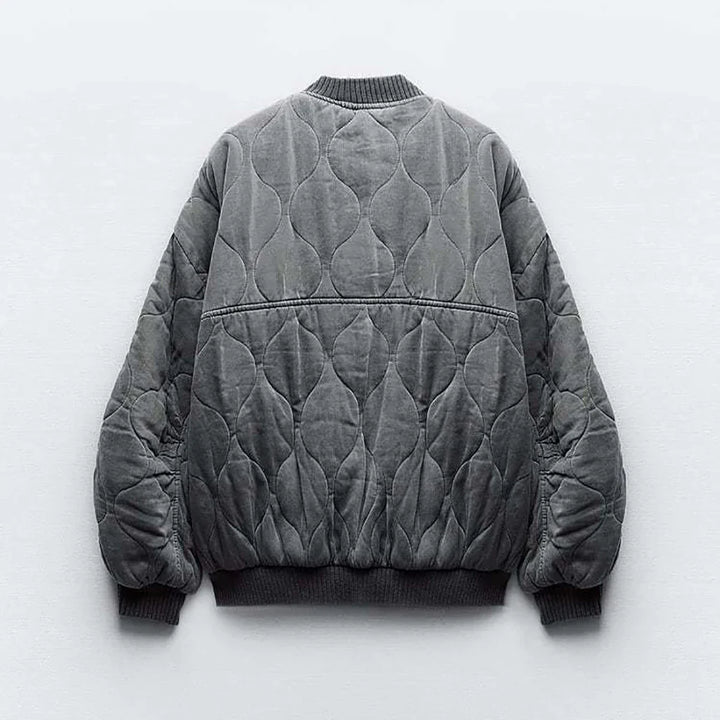 Giacca bomber trapuntata grigia, design moderno, tessuto morbido, ideale per l'inverno. Stile casual, unisex, perfetta per look alla moda.