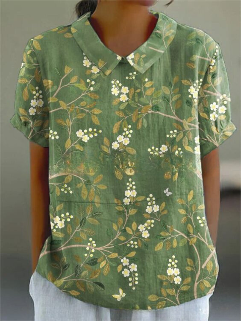 Camicia verde donna con stampa floreale, maniche corte, colletto classico. Moda estiva casual, tessuto leggero, design elegante.