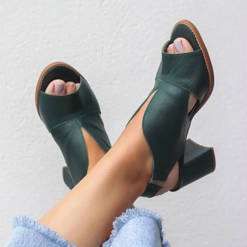 Sandali donna in pelle verde scuro, tacco medio, design aperto, indossati con jeans. Scarpe estive eleganti, moda femminile, calzature comode.