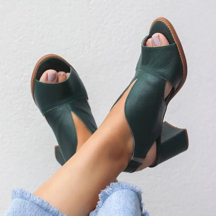 Sandali donna in pelle verde scuro, tacco medio, design aperto, indossati con jeans. Scarpe estive eleganti, moda femminile, calzature comode.