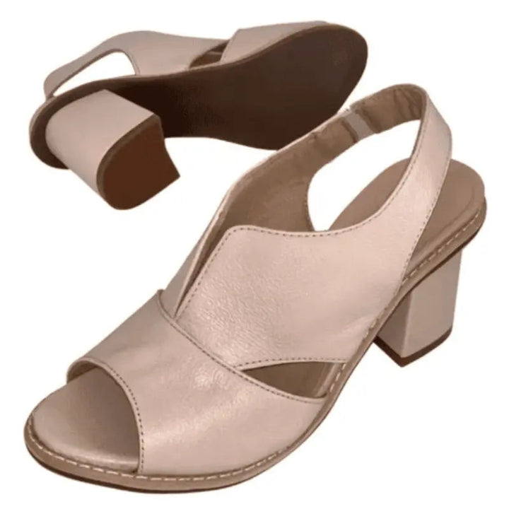 Sandali donna eleganti in pelle beige con tacco largo, design aperto, cinturino posteriore. Scarpe estive moda, comode e chic.