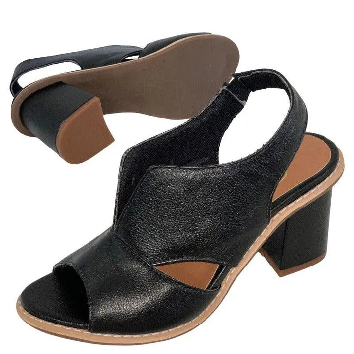 Sandali donna neri in pelle sintetica, tacco largo, design aperto, suola antiscivolo. Scarpe eleganti estive, moda femminile, comfort quotidiano.