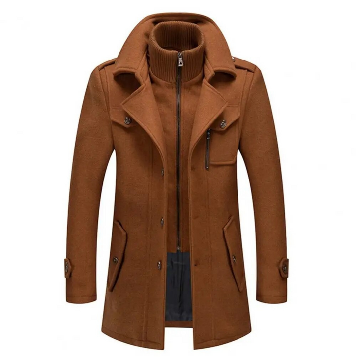 Cappotto uomo marrone elegante, doppio petto, con colletto alto e tasche, ideale per l'inverno. Stile classico, moda maschile, abbigliamento caldo.