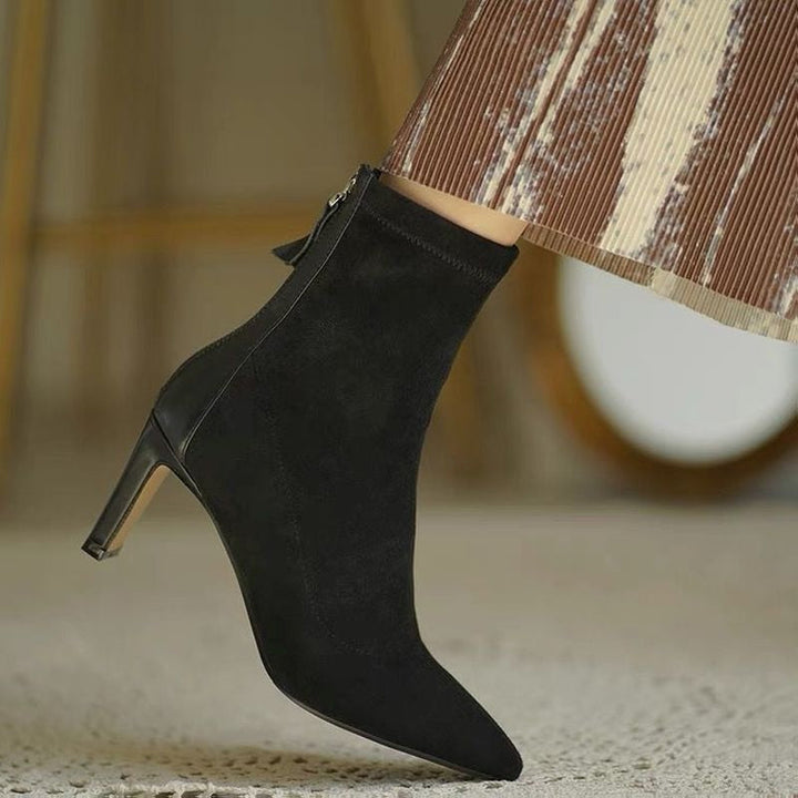 Stivaletto nero in camoscio con tacco a spillo, chiusura a zip, design elegante. Perfetto per moda autunno-inverno, abbigliamento femminile.