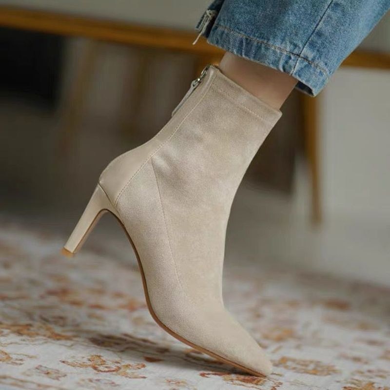 Stivaletto beige in pelle scamosciata con tacco a spillo, chiusura a zip, design elegante, ideale per moda autunno-inverno, donna.