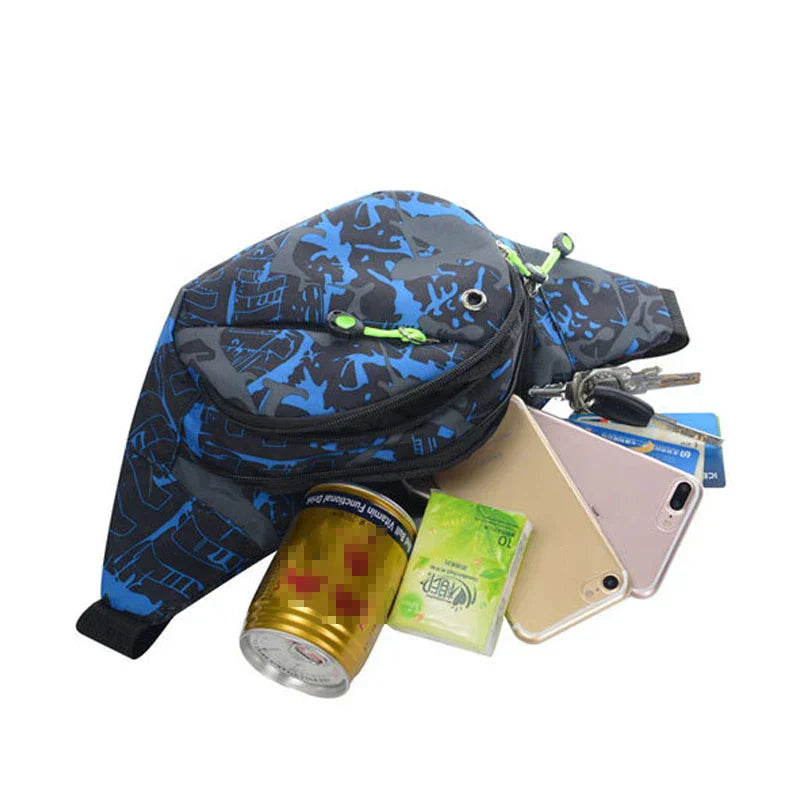 Marsupio sportivo blu e nero con zip, contenente smartphone, chiavi, lattina, fazzoletti e carte. Accessorio pratico per attività all'aperto.