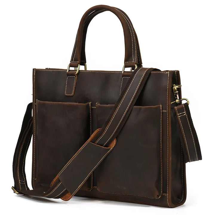 Borsa ventiquattrore in pelle marrone con tracolla regolabile, doppio manico e tasche frontali. Elegante e funzionale per lavoro e viaggio.