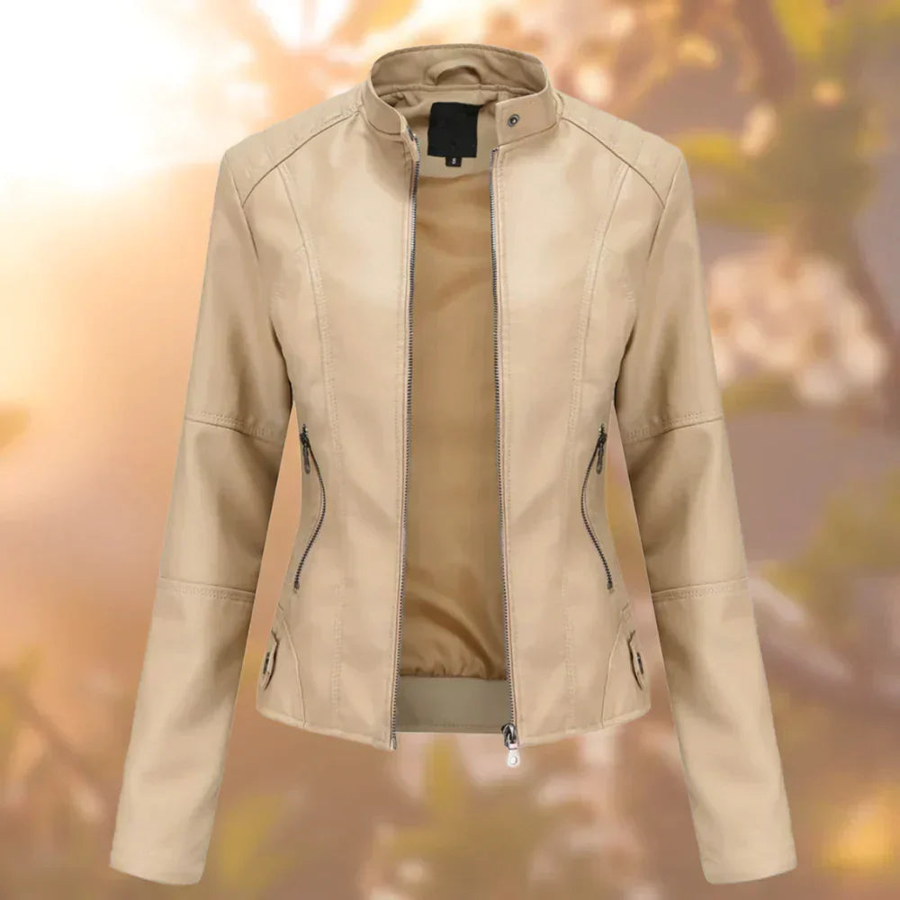 Giacca in pelle beige da donna con zip, design elegante e moderno, perfetta per la moda autunnale. Sfondo sfocato con luce solare.