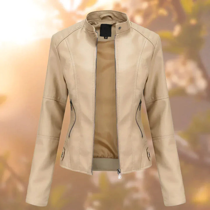 Giacca in pelle beige da donna con zip, design elegante e moderno, perfetta per la moda autunnale. Sfondo sfocato con luce solare.