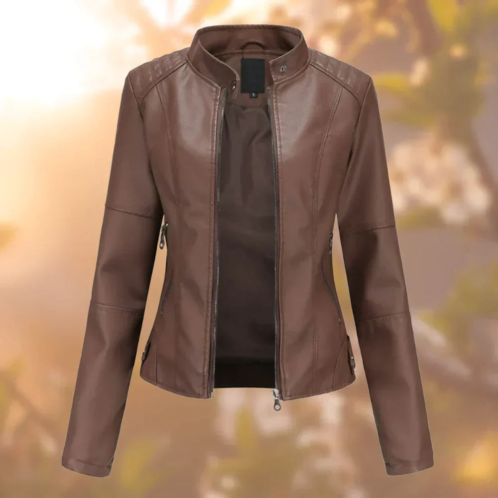 Giacca in pelle marrone da donna, stile motociclista, con zip frontale e colletto rialzato. Elegante e versatile per look autunnali e invernali.
