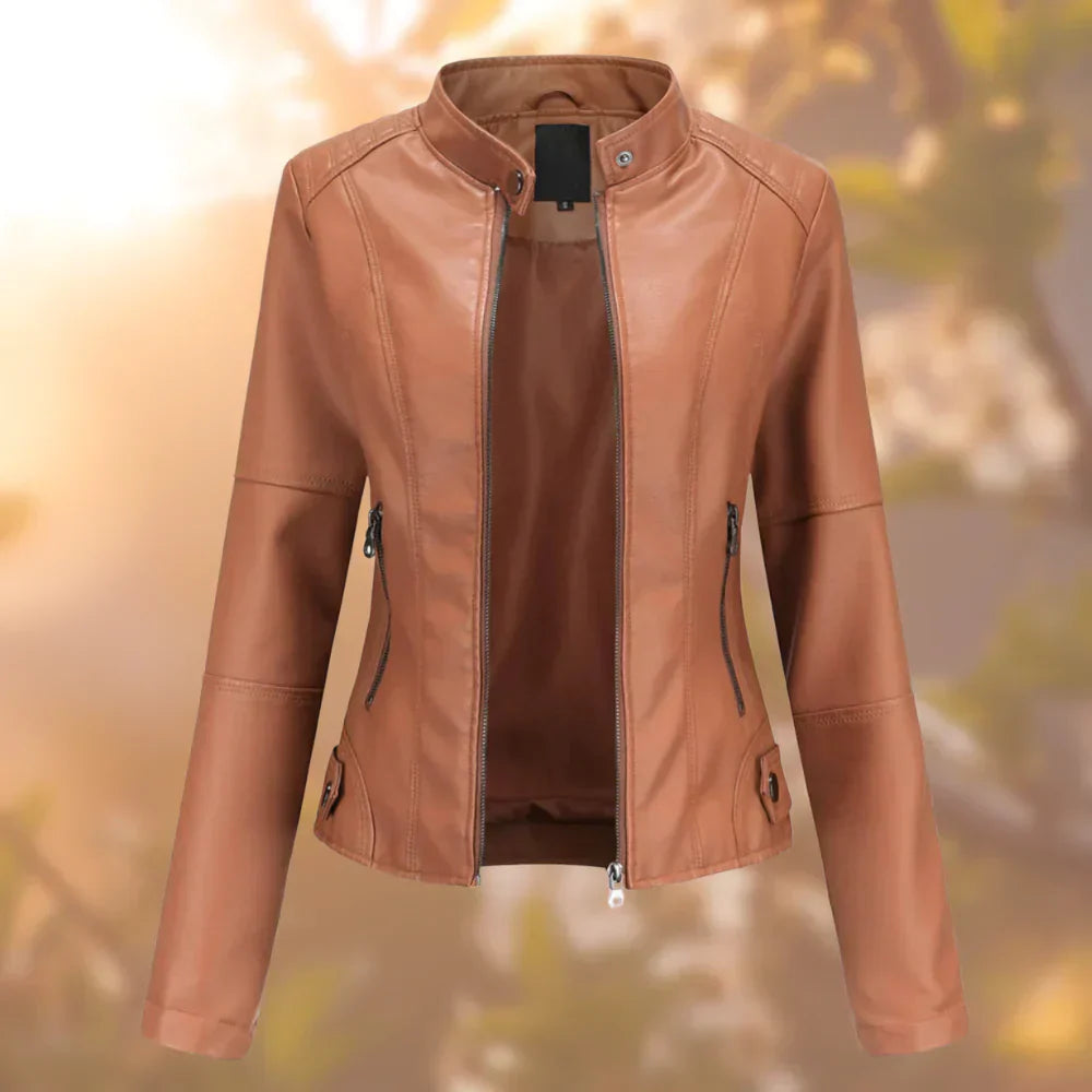 Giacca in pelle marrone da donna, stile motociclista, con zip frontale e tasche laterali. Elegante e versatile per look casual e urbani.