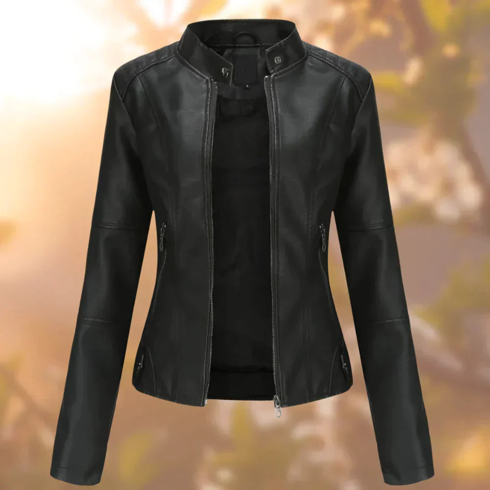 Giacca in pelle nera da donna con zip frontale, colletto alla coreana e tasche laterali. Elegante e versatile per look casual e urbani.