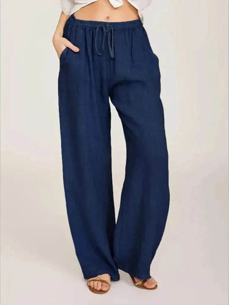 Pantaloni larghi donna blu scuro, vita alta con laccio, tasche laterali, tessuto leggero. Ideali per look casual estivi.
