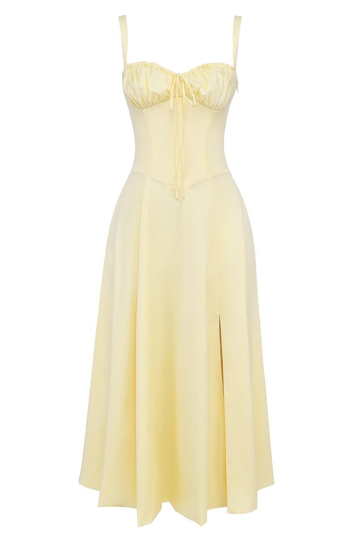 Abito giallo chiaro con spalline sottili, corpetto arricciato e gonna a pieghe. Elegante vestito estivo, moda donna, abbigliamento casual chic.