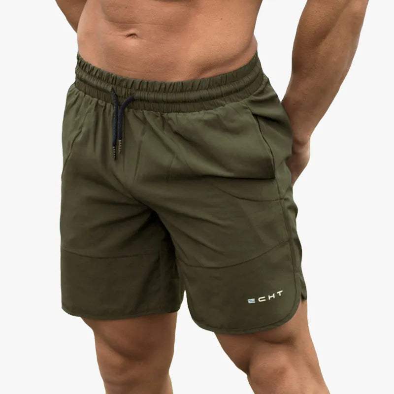 Pantaloncini sportivi uomo verde oliva, elastico in vita, logo ECHT, ideali per palestra e fitness. Tessuto leggero e traspirante.