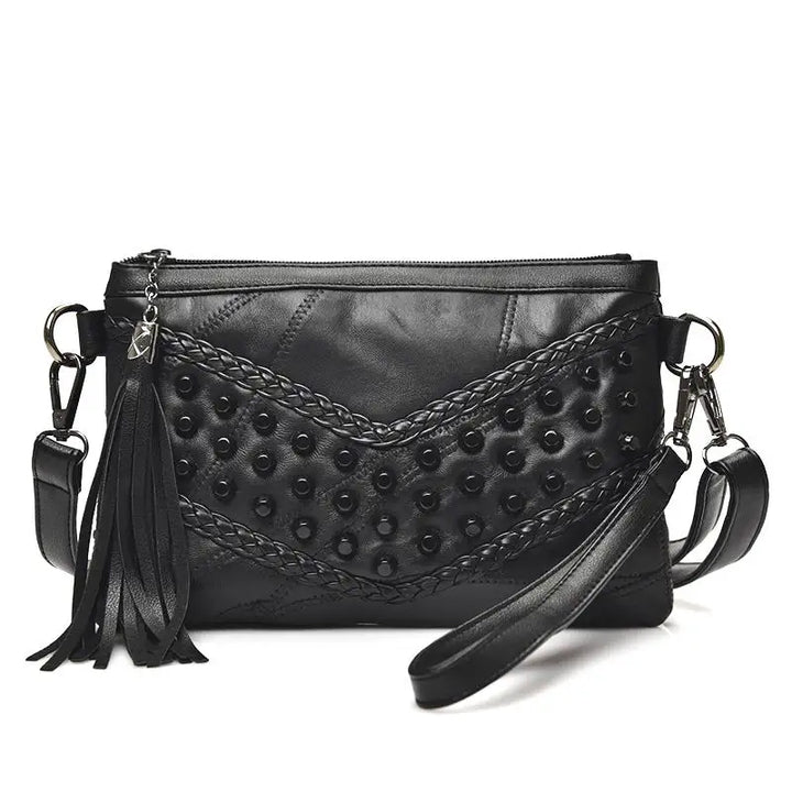 Borsa a tracolla nera in pelle con borchie e frange, design elegante e moderno, ideale per moda donna. Accessorio versatile e di tendenza.