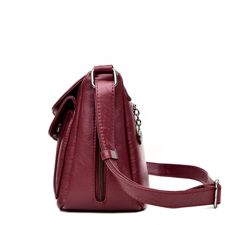 Borsa a tracolla in pelle rossa, design elegante con cerniera laterale e tracolla regolabile, ideale per moda donna e accessori di tendenza.