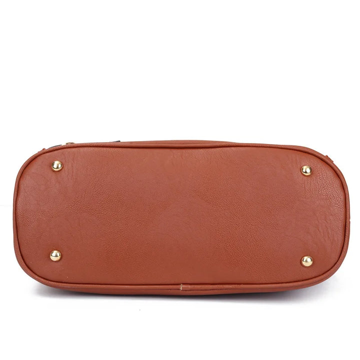 Borsa a tracolla in pelle marrone con base piatta e piedini metallici dorati, design elegante e resistente, accessorio moda donna.