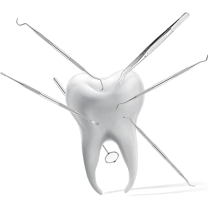 Dente bianco con strumenti dentistici, specillo e specchietto, su sfondo bianco. Attrezzatura odontoiatrica, igiene orale, cura dentale.