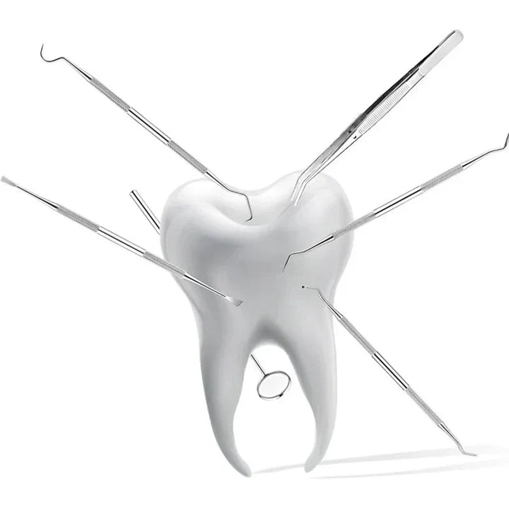 Dente bianco con strumenti dentistici, specillo e specchietto, su sfondo bianco. Attrezzatura odontoiatrica, igiene orale, cura dentale.