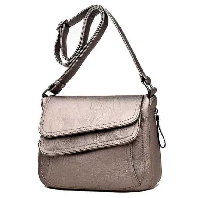 Borsa a tracolla in pelle marrone, design elegante e moderno, con chiusura a patta e cinturino regolabile. Accessorio moda donna versatile.