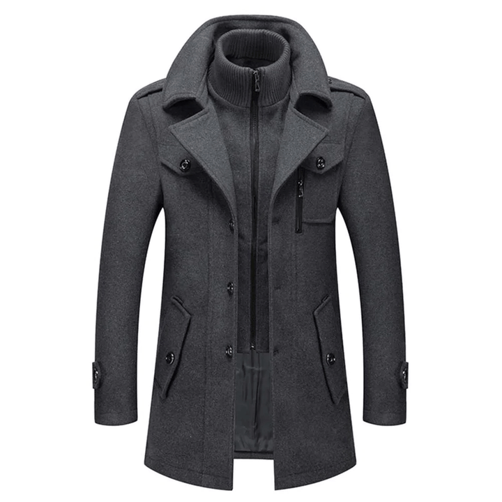 Cappotto uomo invernale grigio scuro, elegante e caldo, con colletto alto e chiusura a bottoni. Ideale per moda maschile e abbigliamento formale.